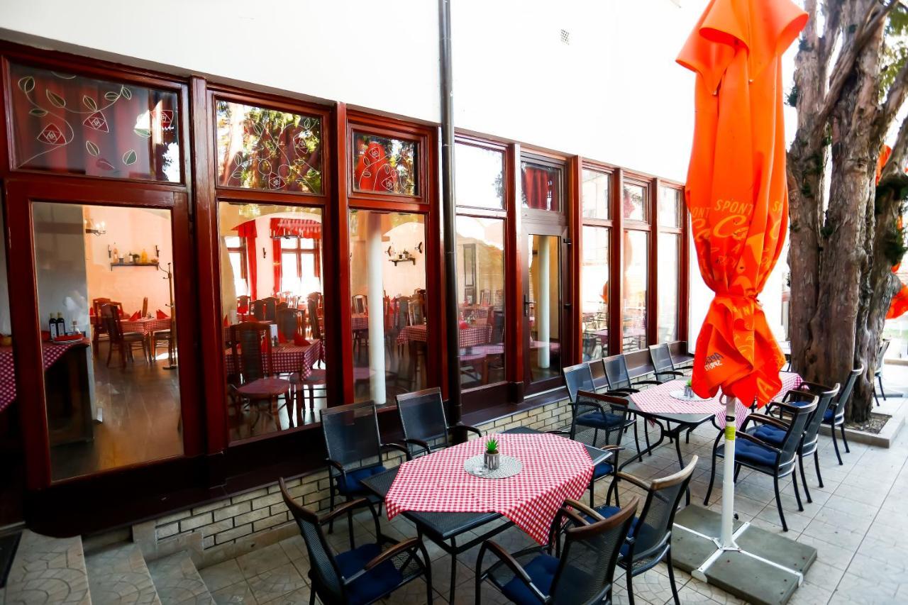 Un Pizzico Di Italiano Etterem Es Panzio Bed & Breakfast Nyiregyhaza Exterior photo
